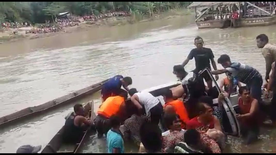 Mayat Pasutri Korban Mobil