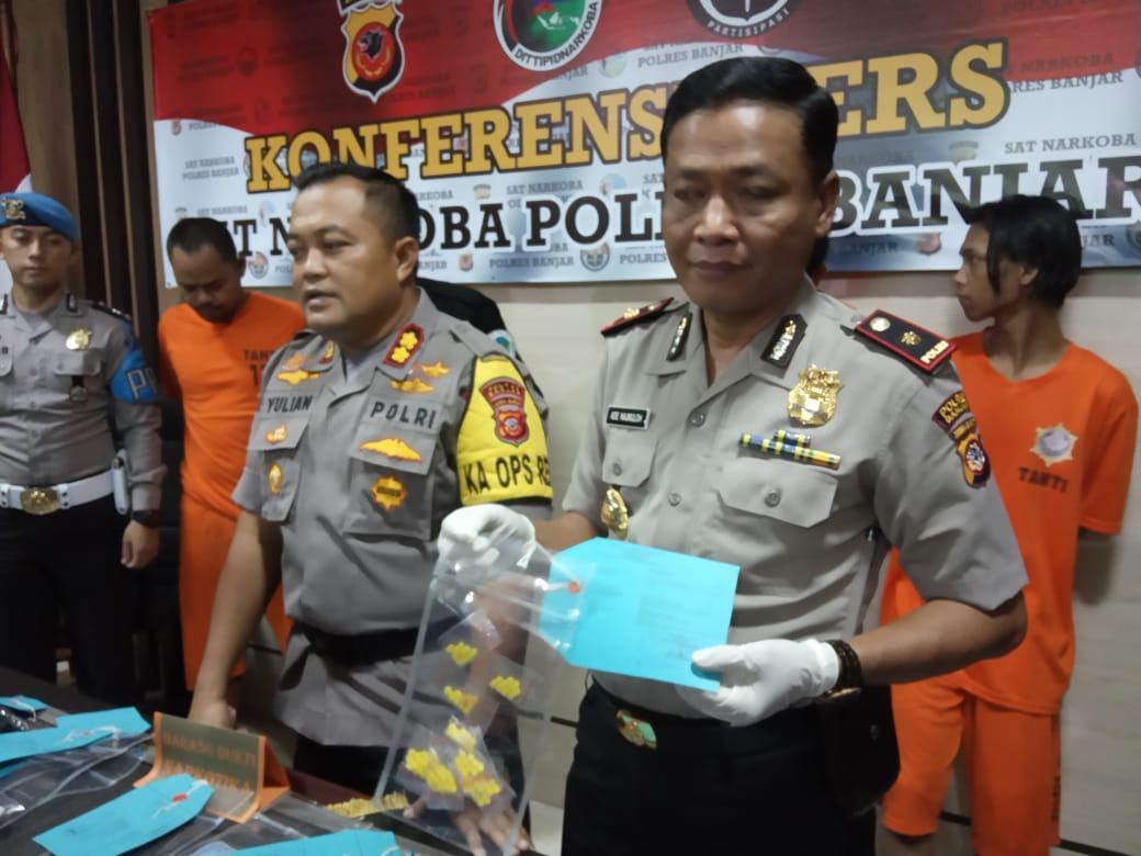 Bawa Paket Kecil Ganja