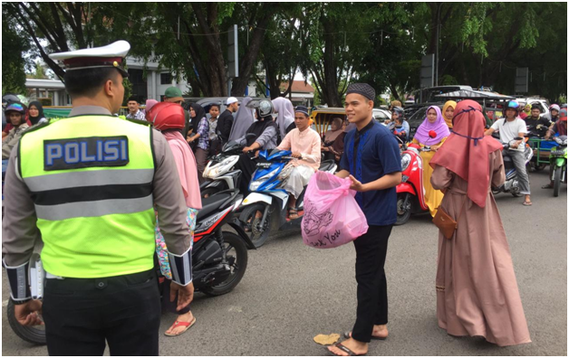 BEM FH Unimal Berbagi Takjil dan Santuni Anak Yatim