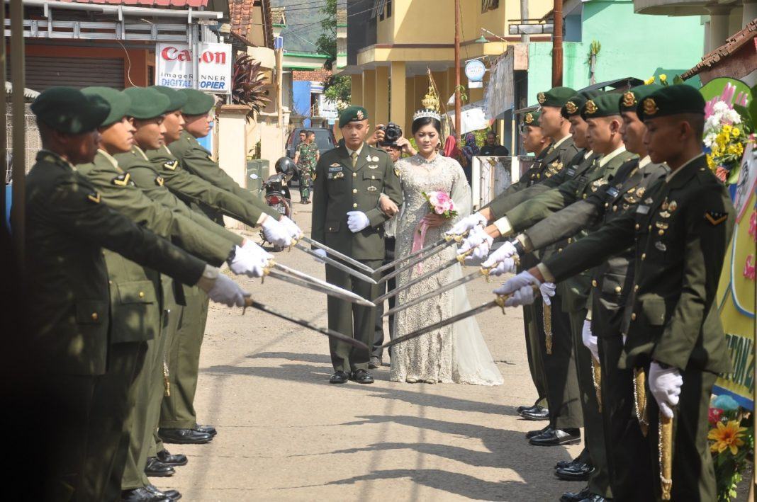 Momen Romantis, Prajurit TNI dan Polwan Nikah