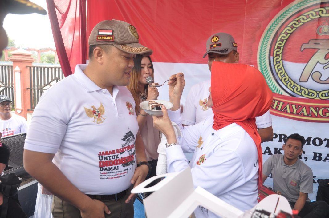 Walikota Banjar Suapi Kue Ulang Tahun kepada Kapolres
