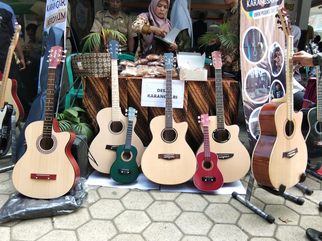 Omzet Ratusan Juta, Anak Desa Jual Gitar Kayu
