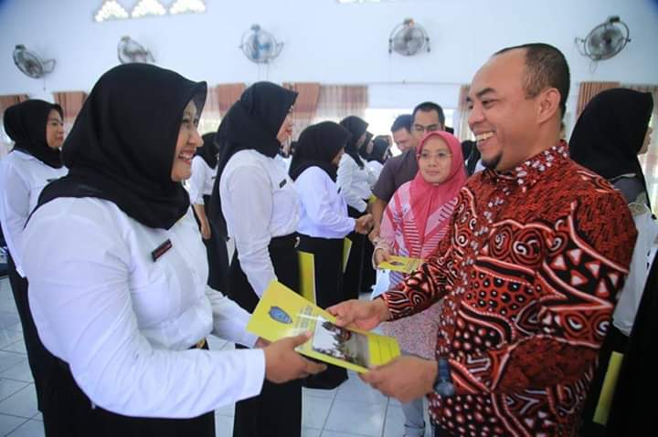  Dokter dan Bidan Labuhanbatu, Andi Suhaimi Serahkan 30 SK CPNS