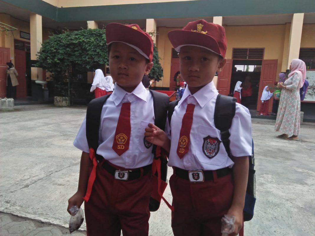 Hari Pertama Sekolah Banjar, Orangtua Antarkan Anak Sampai Gerbang