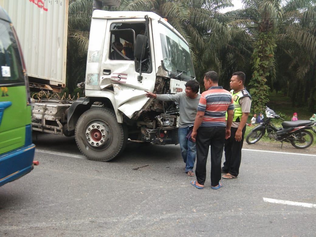 Kecelakaan di Aek Nabara, Istri Supir Pickup Tak Sadarkan Diri 