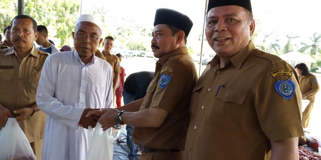 ASN Pemkab Labuhanbatu, Salurkan 38 Ekor Sapi Kurban