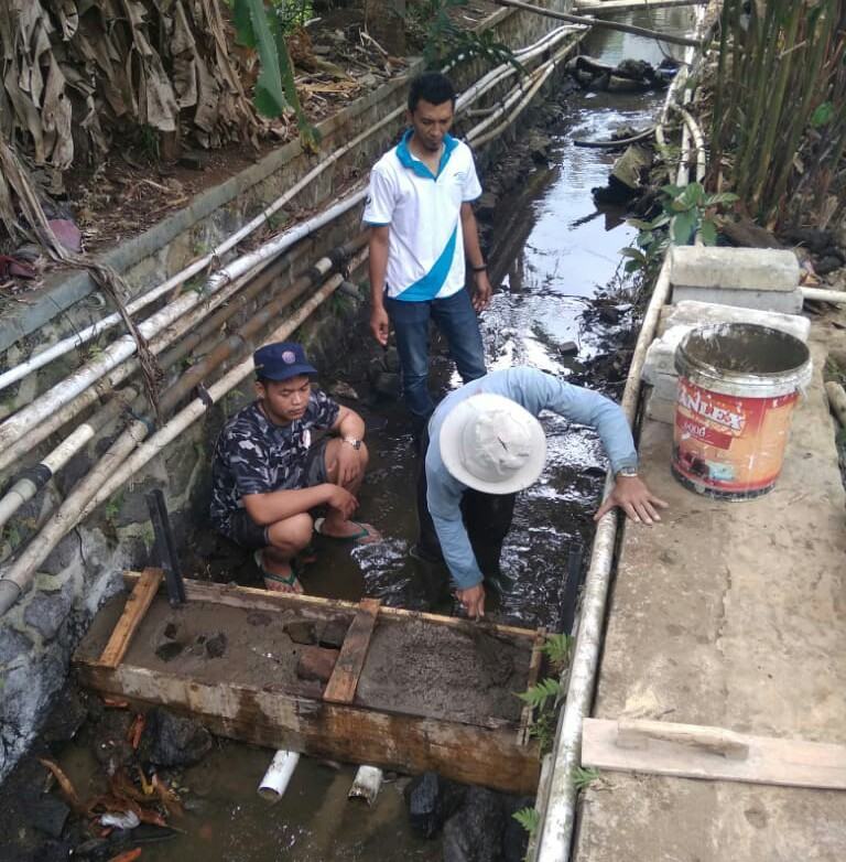 Mahasiswa KKN Unigal, Prihatin Masyarakat Buang Sampah Saluran Irigasi