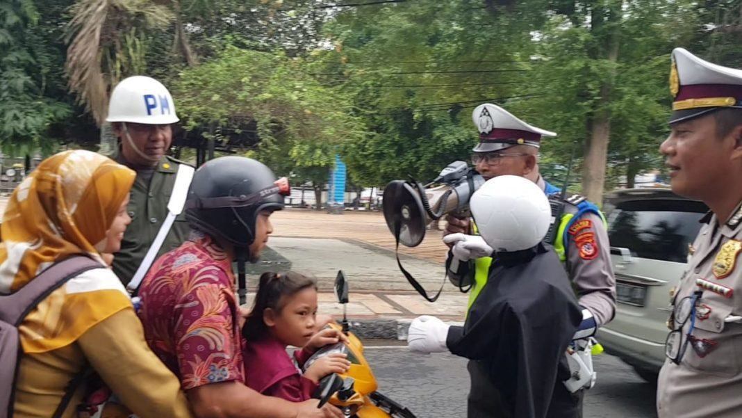 Sat Lantas Polres Banjar, Sosialisasikan Pentingnya Penggunaan Helm Saat Berkendara