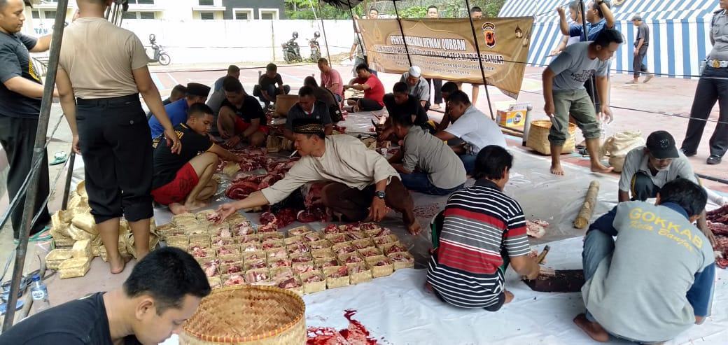 Kurangi Sampah Plastik, Polres Banjar Gunakan Besek Bagikan Daging