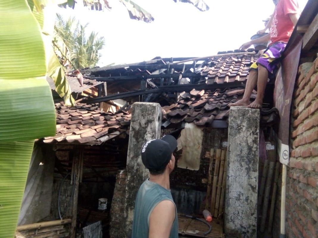 Rumah Terbakar Pamarican, Masyarakat Bergotong Royong Padamkan Api