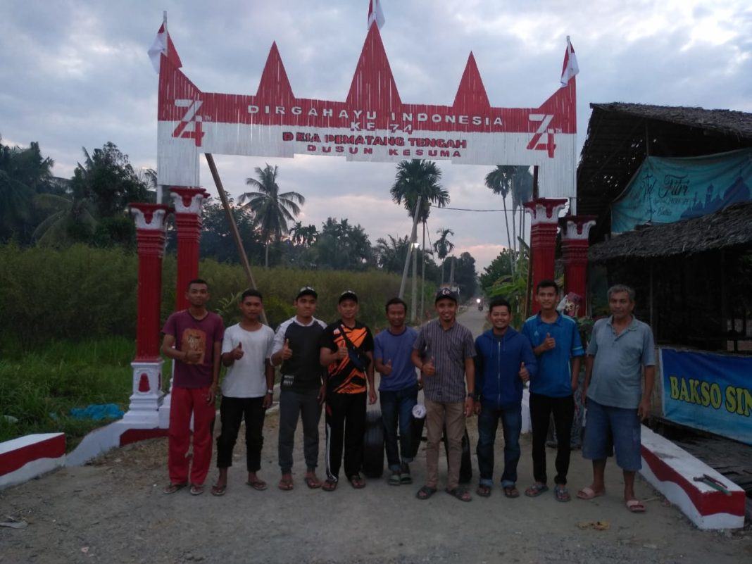 Warga Pematang Tengah, Bersama Tim KKN UINSU Membuat Gapura