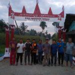 Warga Pematang Tengah, Bersama Tim KKN UINSU Membuat Gapura
