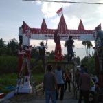 Warga Pematang Tengah, Bersama Tim KKN UINSU Membuat Gapura