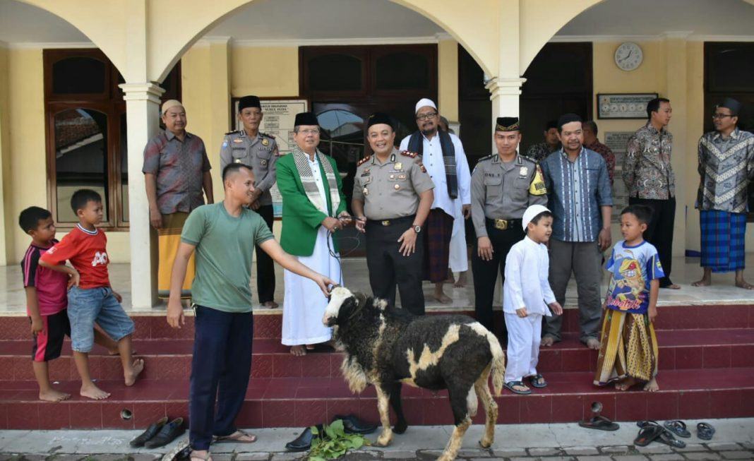 Kapolres Banjar Jumat Keliling, Beri Bantuan Hewan Kurban
