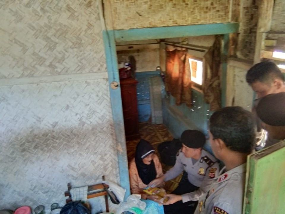 Rabu Sedekah, Sat Sabhara Polres Banjar Laksanakan Giat Sedekah