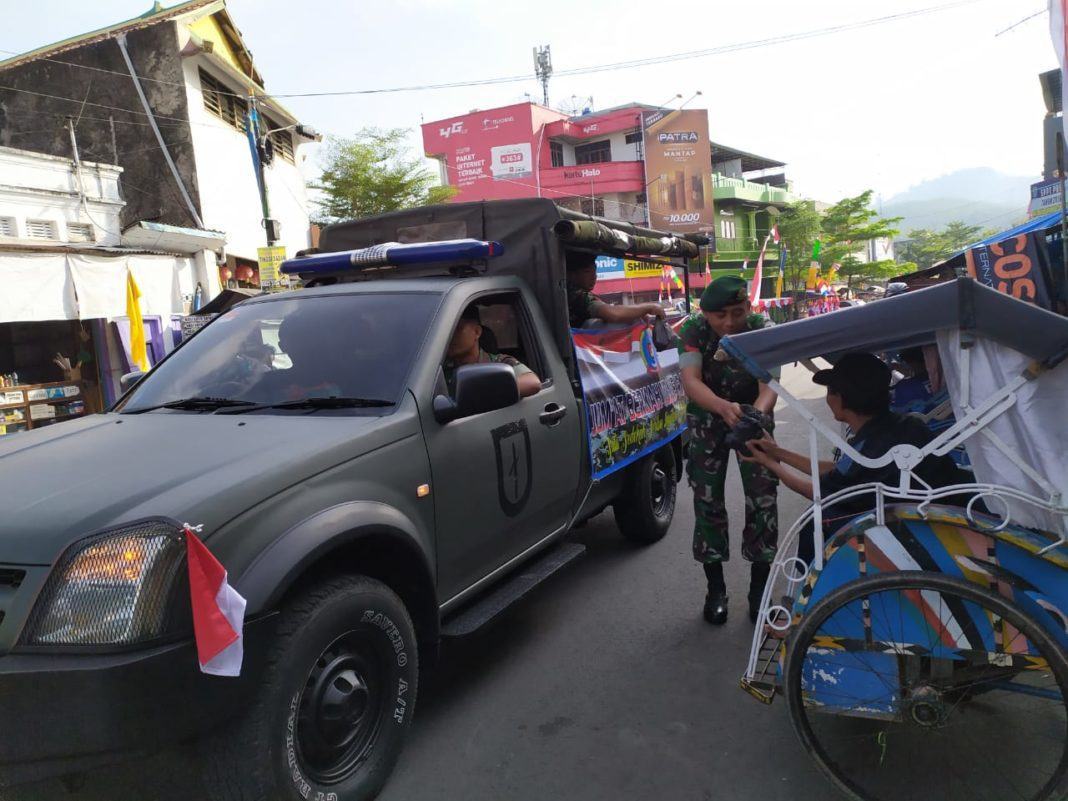 Yonif Raider 323, Sedekah Nasi Bungkus kepada Tukang Becak