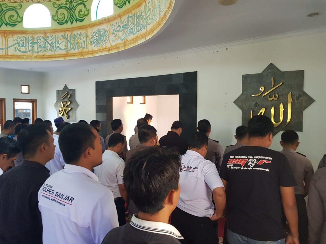 Polres Banjar, Adakan Shalat Ghaib Untuk Almarhum KH Maimun Zubair