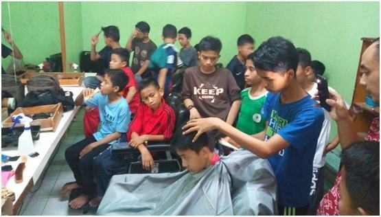 Siswa SMART Ekselensia, Kegiatan Liburan Nyukur Rambut Teman