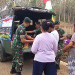 Jumat Berkah, Istri Prajurit TNI Masak untuk Dibagikan ke Warga
