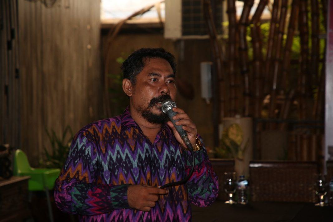 Keliru Mengenal Jati Diri, Salah Dalam Berkostum