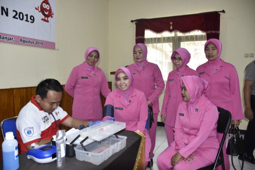 HUT Polwan ke-71, Ny Indah Yulian Ikut Donor Darah