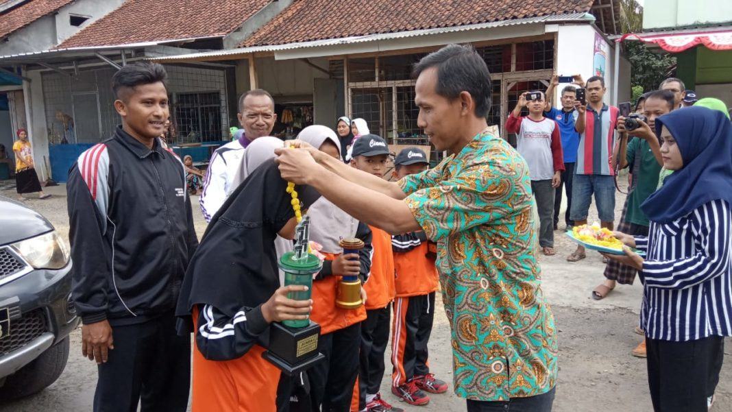 Masyarakat Desa Sidaharja, Sambut Siswi SD Peraih Juara Otrad