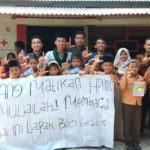 Muhammad Aulia menyerahkan buku