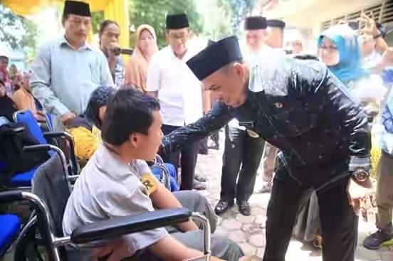 Warga Kurang Mampu, Plt Bupati Bersama BAZNAS Labuhanbatu Salurkan Zakat 