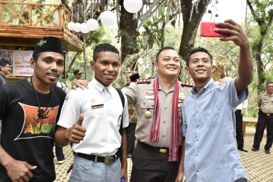Warga Indonesia Bagian Timur, Berikan Selendang ke Kapolres Banjar