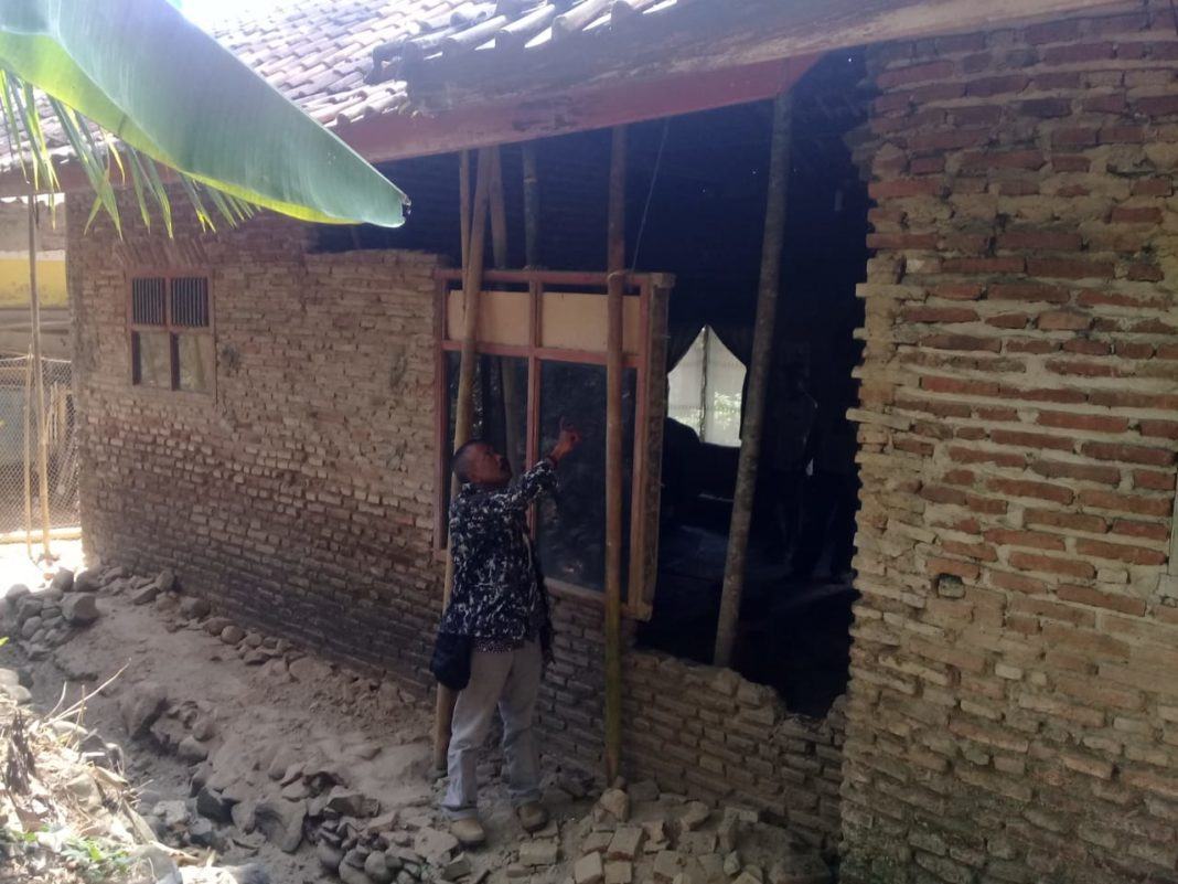 Seringnya Terjadi Guncangan Gempa Bumi, Dinding Rumah Warga Ambruk