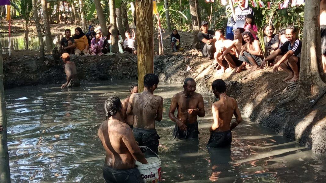 Memeriahkan HUT RI ke-74, Masyarakat Adakan Lomba Panjat Pohon Pisang