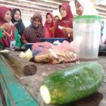 Mahasiswa KKN Unimal, Praktikkan Pembuatan Manisan dari Pepaya Muda