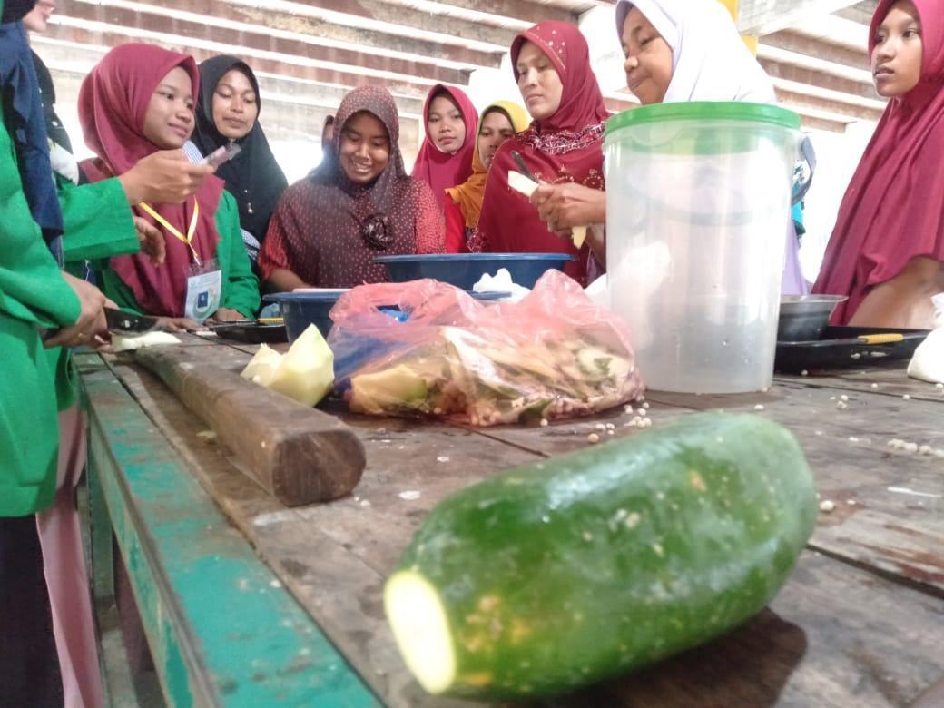 Mahasiswa KKN Unimal, Praktikkan Pembuatan Manisan dari Pepaya Muda