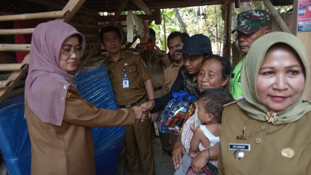 Dinas Sosial Ciamis, Serahkan Bantuan Rumah Tidak Layak Huni