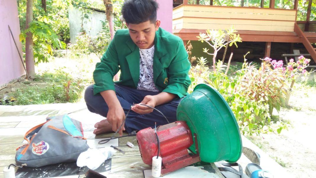 Multitalenta, KKN 32 Siap Perbaiki Barang Elektronik Warga Manyang