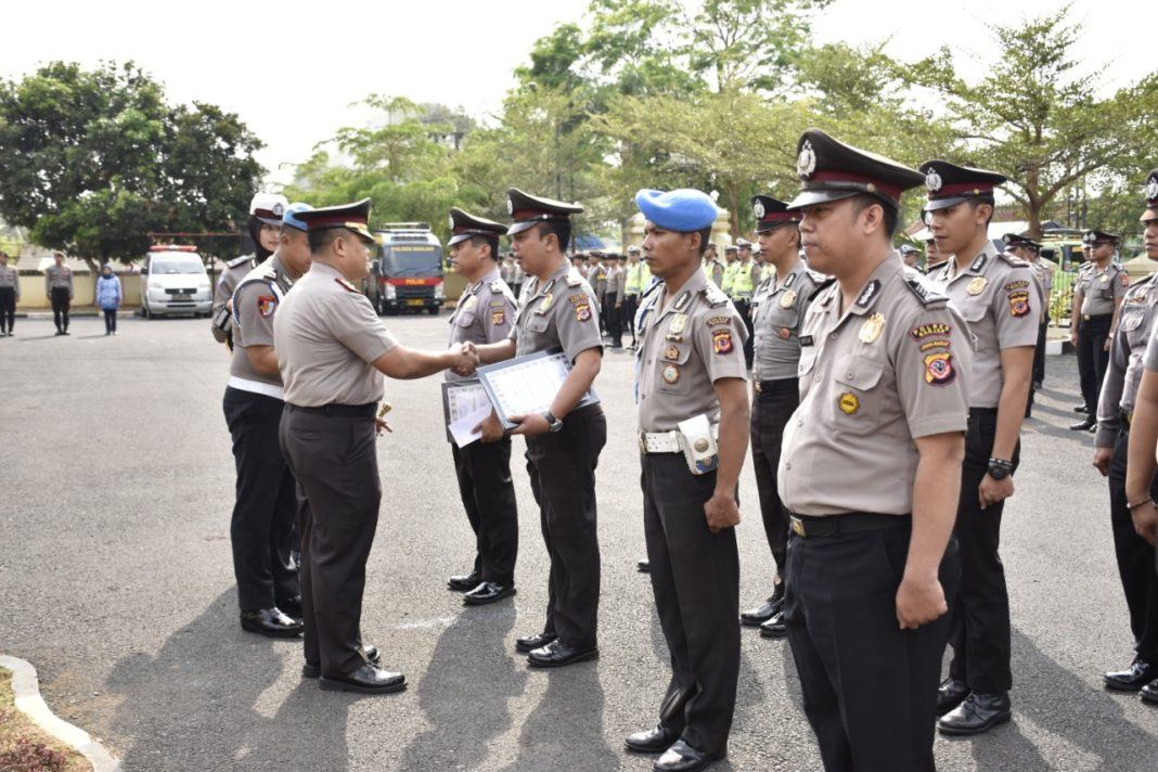 Kapolres Banjar, Berikan Penghargaan Kepada Anggota Polri Berprestasi