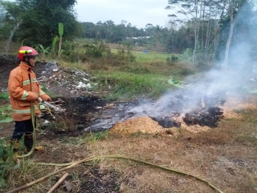 Lahan Bekas Pembuangan Limbah di Ciamis Terbakar