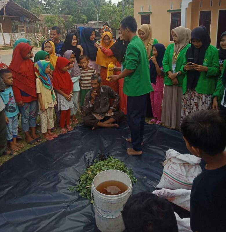 Dorong Daya Kelola Warga, KKN 32 Unimal Sosialiasi Pembuatan Pupuk Organik