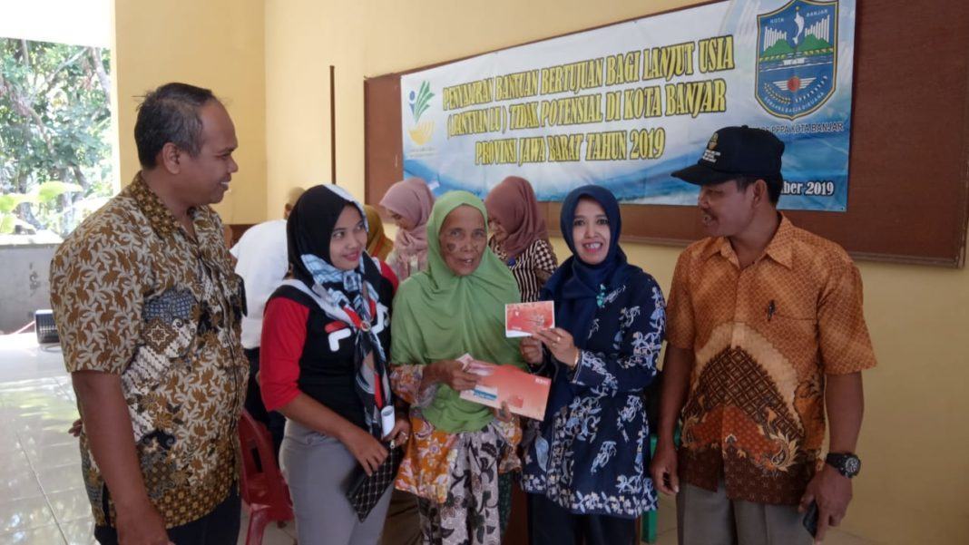 Dinas Sosial Banjar, Salurkan Bantuan Lansia