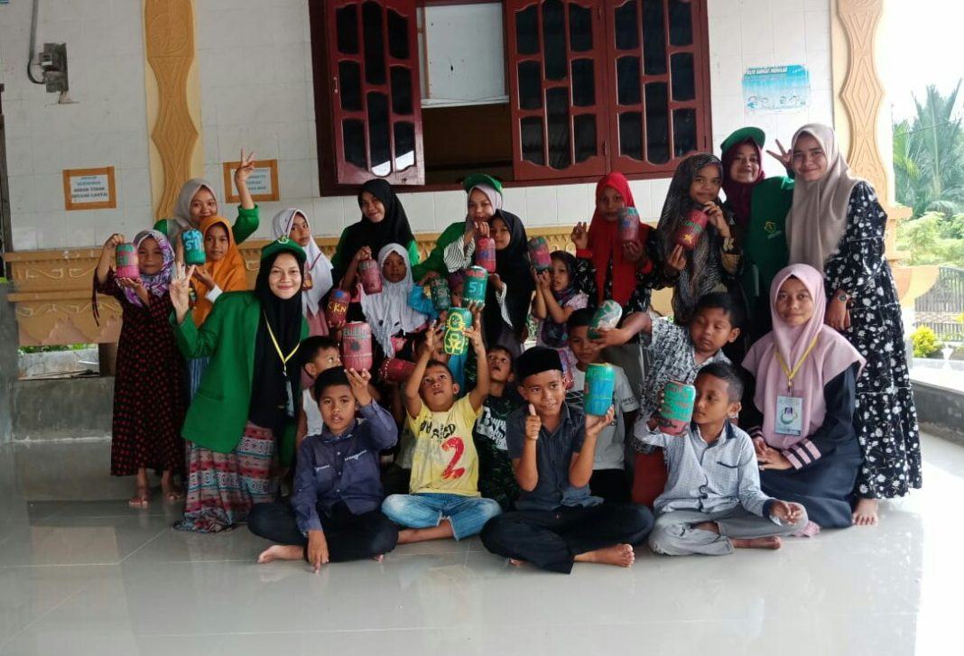 Mahasiswa KKN 51 Unimal, Menerapkan Program Menabung Sejak Dini