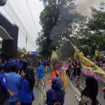 Bakar Ban Didepan Kejatisu, PMII Sumut Minta Tangkap Bupati Palas