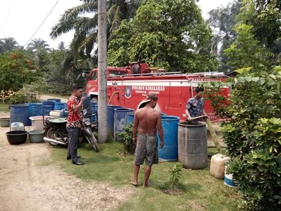 Kemarau Bilah Barat, Kades Salurkan Air Bersih Demi Warga 