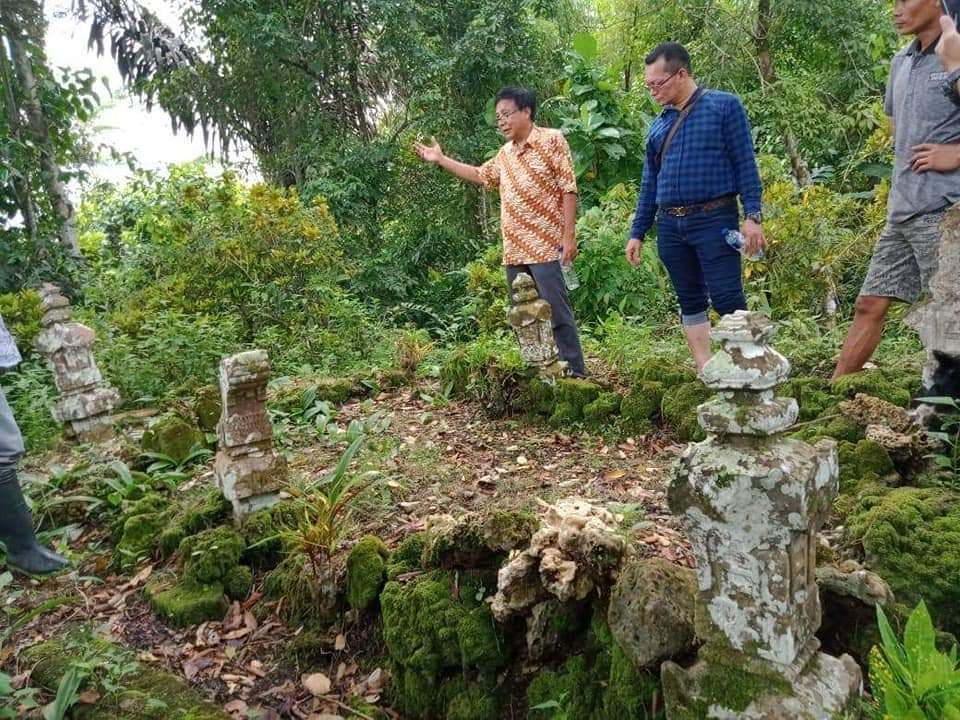 Diatas Bukit Pulau Nias, Situs Nisan Islam Aceh Menyatu dengan Artefak Megalikum