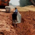 Pembangunan Rel Labuhanbatu, Dugaan Tidak Menggunakan Alas Lantai Pemasangan U Ditch
