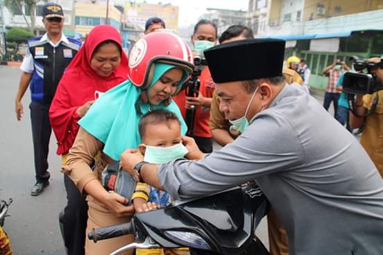 Bupati Labuhanbatu, Bagikan Masker ke Masyarakat untuk Antisipasi Penyakit Ispa