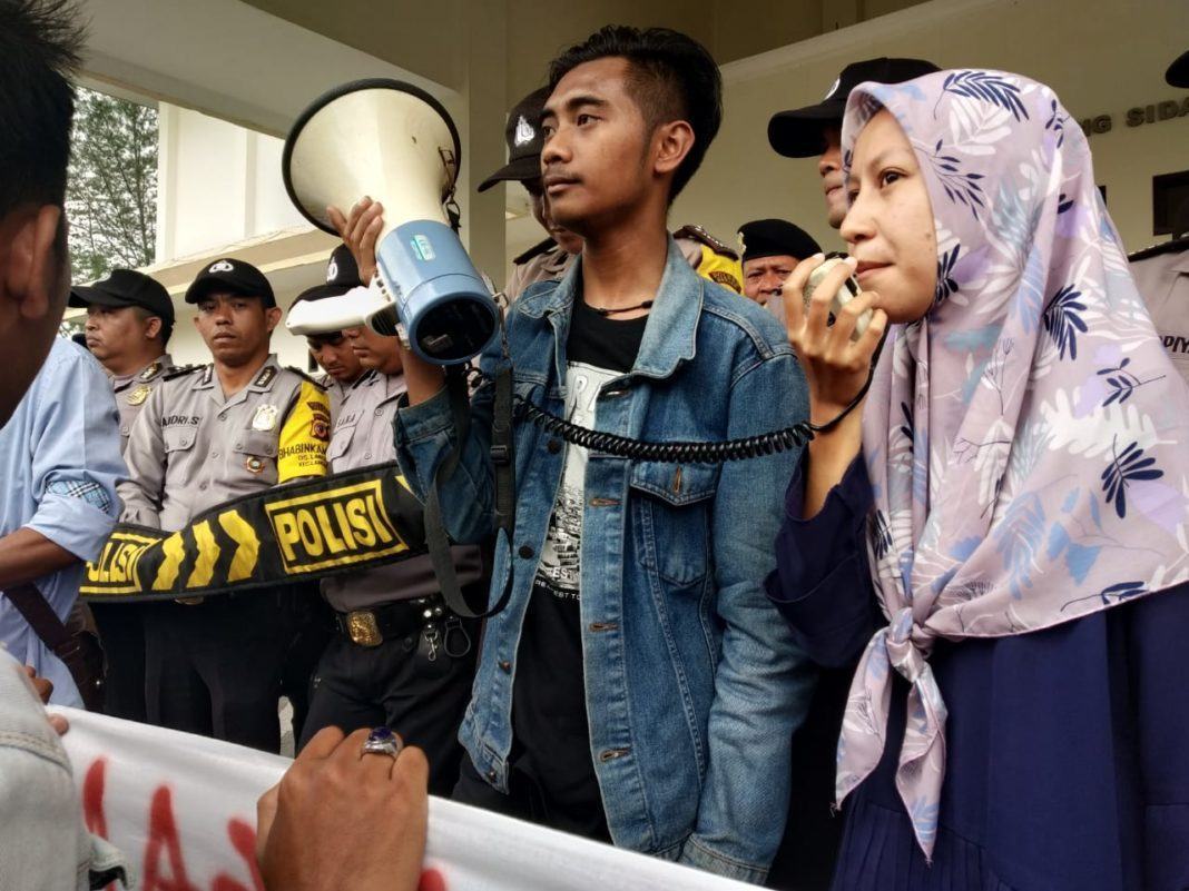 HMI Banjar, Paksa Masuk ke Ruang Rapat Paripurna DPRD