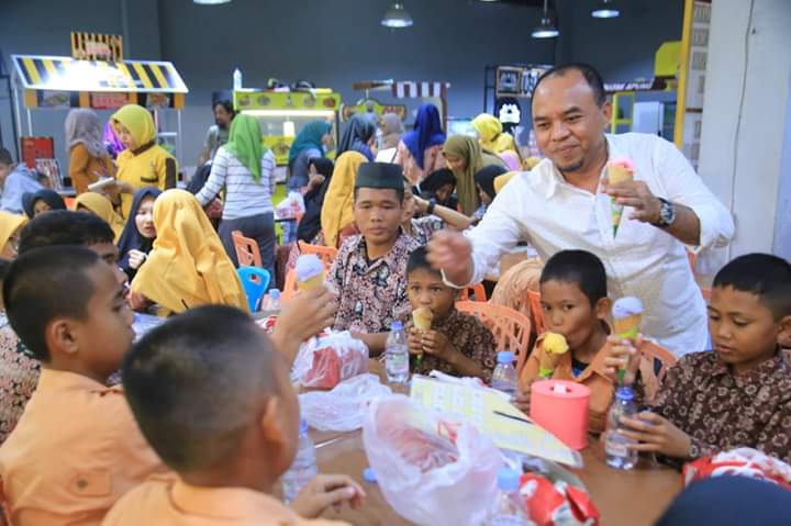 Bupati Labuhanbatu, Bahagiakan Anak Yatim Piatu di Cinema XXI