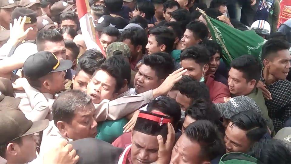 Aksi Labuhanbatu, Aspirasi Tidak Ditanggapi, Penolakan RUU Berujung Ricuh