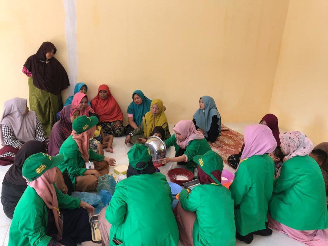 Manfaatkan Pepaya, Keuchik Ubit Paya Itek Apresiasi KKN 60 Unimal