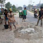 Jalan Rusak Labuhanbatu Selatan, Warga Kecewa dengan Perusahaan